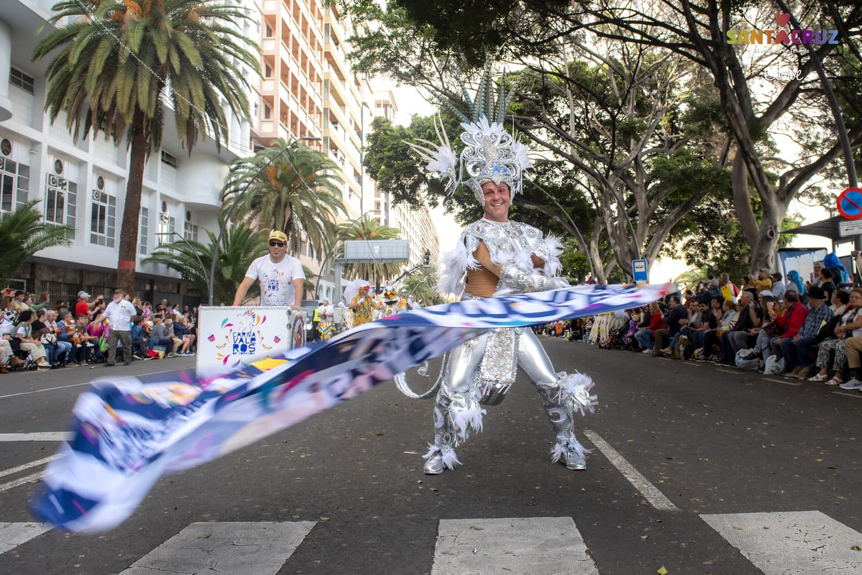 Miles De Personas Disfrutan Del Carnaval De Tenerife Y Llenan Sus